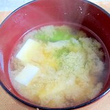 絹さやと豆腐の味噌汁